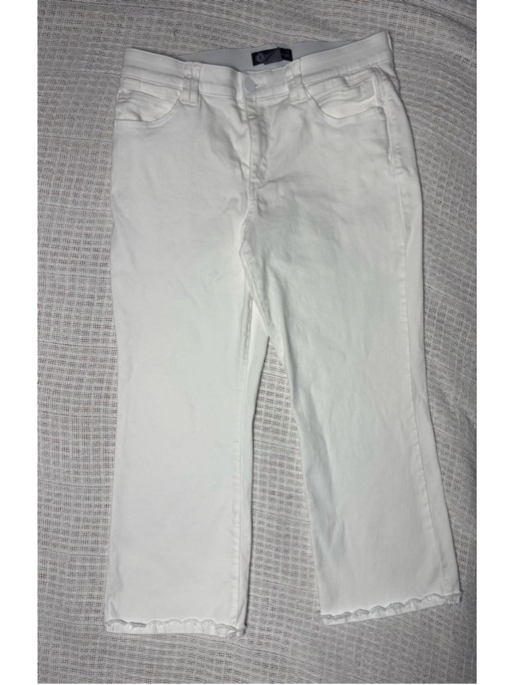 Democracy Ab' Technology Optic White Scalloped Fray Hem Crop Flare Jeans SZ 14 - Picture 2 of 9